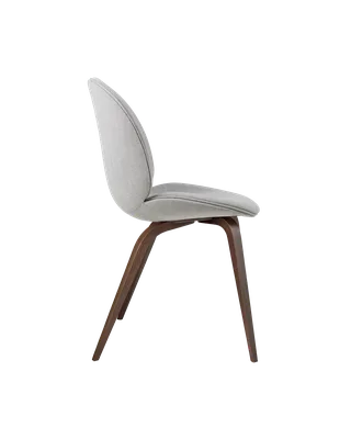 Beetle Dining Chair, Fully Upholstered von GUBI in Remix 3, Kvadrat (123, Standard), Wood base, American Walnut – Produktfoto 2 von 5
