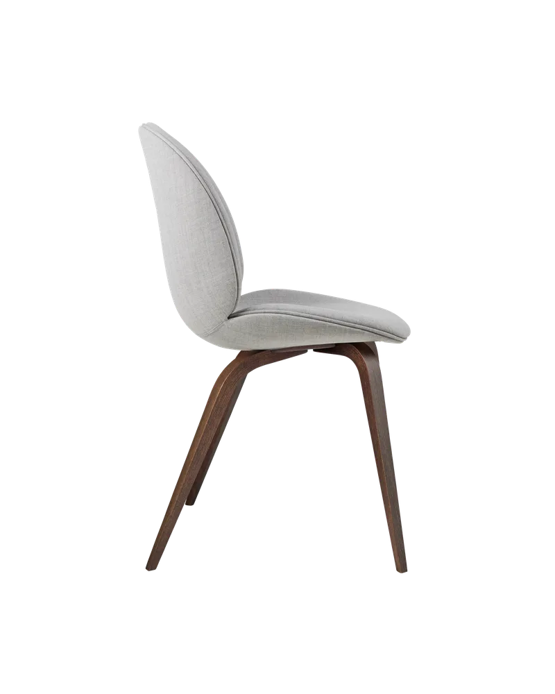 Beetle Dining Chair, Fully Upholstered von GUBI in Remix 3, Kvadrat (123, Standard), Wood base, American Walnut – Produktfoto 2 von 5