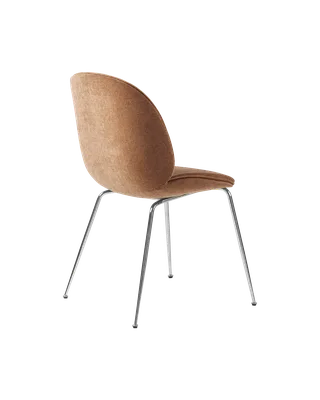 Beetle Dining Chair, Fully Upholstered van GUBI in Belsuede Special FR, Dedar (132, Standard), Conic base, Chrome – productfoto 4 van 5