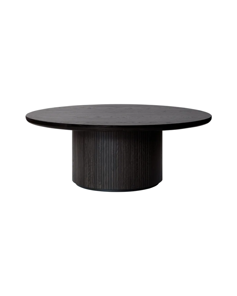 Moon Coffee Table, Round von GUBI in Brown/Black Stained Veneer Oak Lacquered, Brown/Black Stained Veneer Oak Lacquered, Ø120 x H45 cm – Produktfoto
