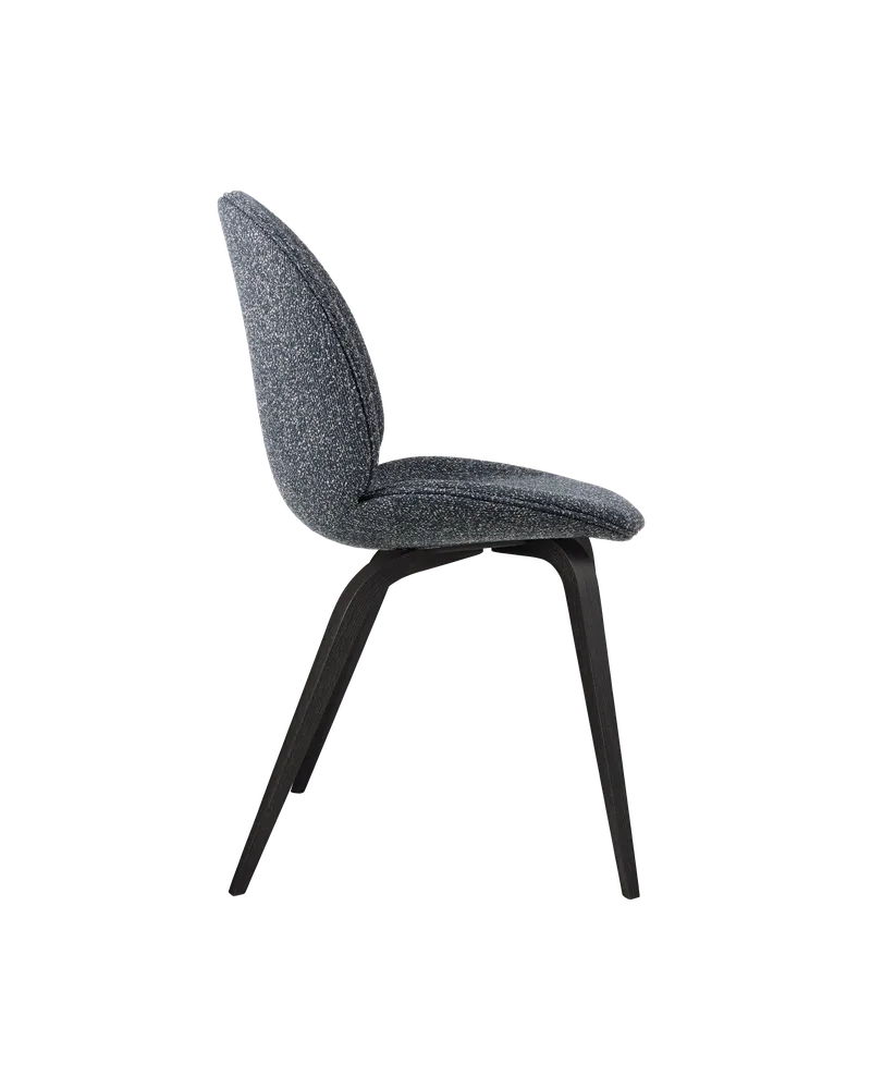 Beetle Dining Chair, Fully Upholstered van GUBI in Around Bouclé, Dedar (023, Standard), Wood base, Black Stained Beech – productfoto 2 van 5