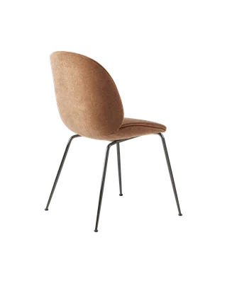 Beetle Dining Chair, Fully Upholstered van GUBI in Belsuede Special FR, Dedar (132, Standard), Conic base, Black Chrome – productfoto 4 van 5