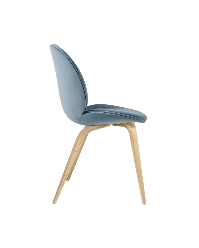 Beetle Dining Chair, Fully Upholstered van GUBI in Sunday, Dedar (002, Standard), Wood base, Oak Semi Matt Lacquered – productfoto 2 van 5