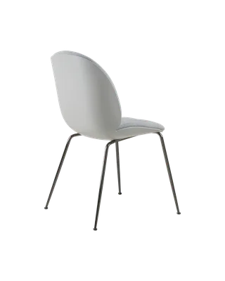 Beetle Dining Chair, Front Upholstered van GUBI in Kvadrat Sahco, Acca Stripe 0731, Black Chrome, Lunar Gray – productfoto 4 van 5