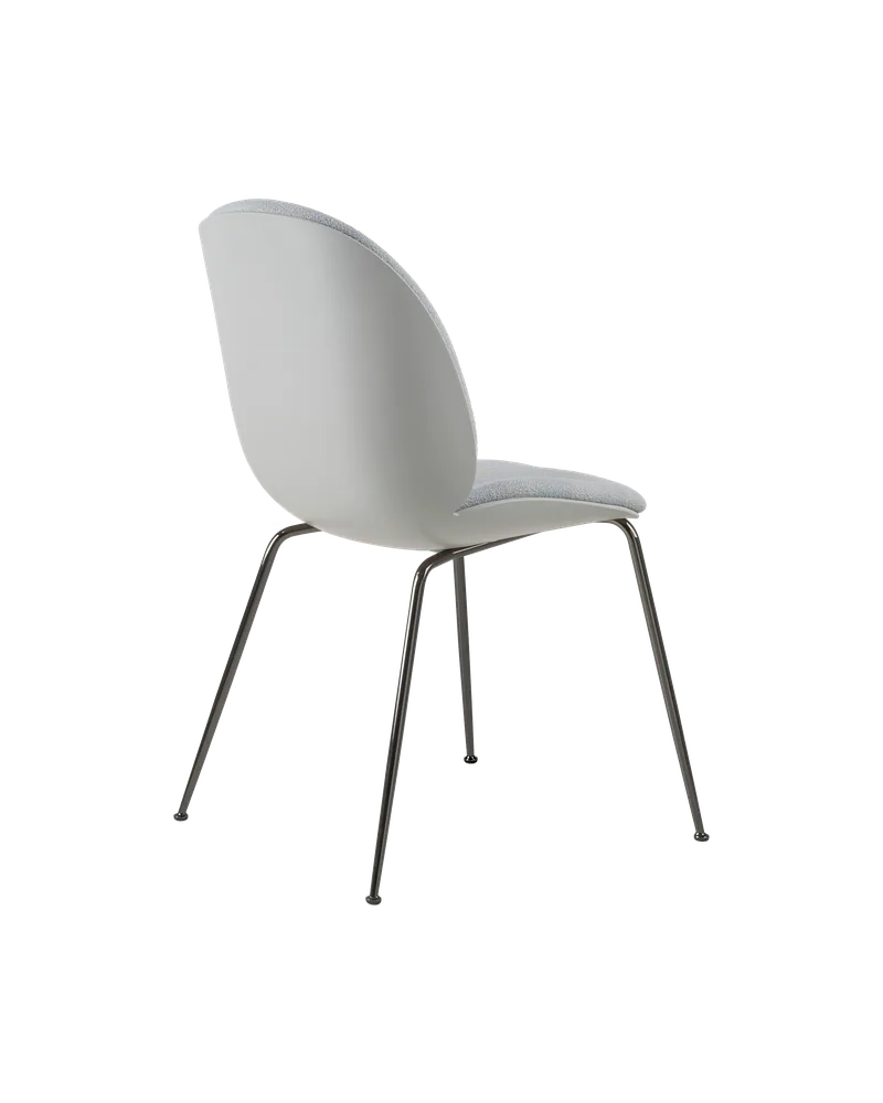 Beetle Dining Chair, Front Upholstered van GUBI in Kvadrat Sahco, Acca Stripe 0731, Black Chrome, Lunar Gray – productfoto 4 van 5