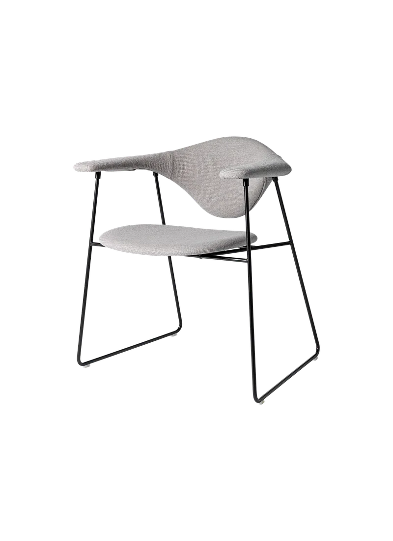 Masculo Dining Chair, Fully Upholstered van GUBI in Black Semi Matt, Hallingdal 65, Kvadrat (123, Standard) – productfoto