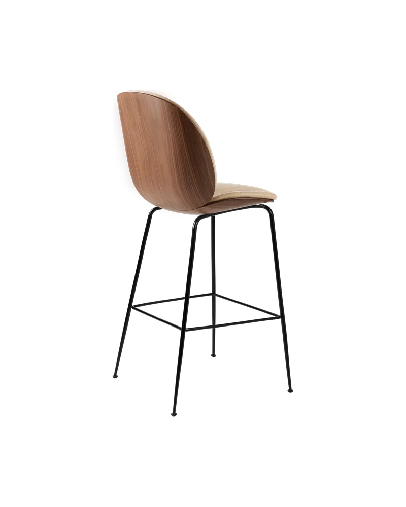 Beetle Bar Chair, 3D Veneer & Front Upholstered de GUBI en Flair Special FR, Dedar (134, Standard), American Walnut Semi Matt Lacquered, Matt Black – photo du produit 1 sur 2