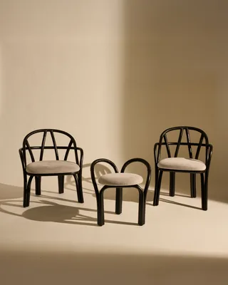 Bistra Dining Armchair de GUBI en Fustagno, GUBI (001, Standard), Ebony Painted Rattan – photo d’ambiance 4 sur 6
