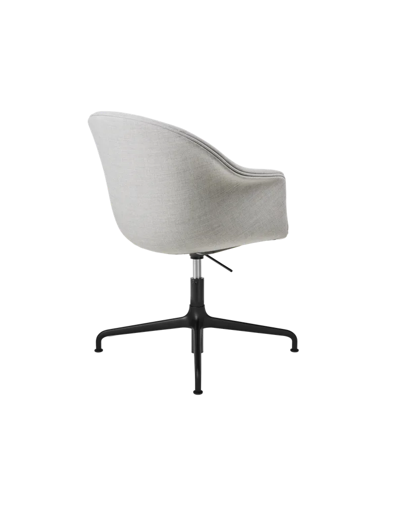 Bat Meeting Chair, Fully Upholstered de GUBI en Remix 3, Kvadrat (123, Standard), Height adjustable 4-star base, Matt Black – photo du produit 2 sur 4