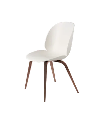 Beetle Dining Chair, Un-Upholstered von GUBI in Alabaster White, Wood base, American Walnut – Produktfoto 3 von 3