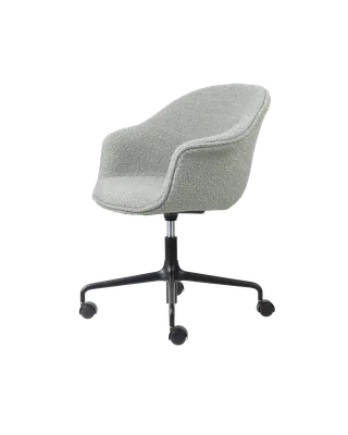 Bat Meeting Chair, Fully Upholstered de GUBI en Karakorum, Dedar (004, Standard), Height adjustable 4-star base w. castors, Matt Black – photo du produit 4 sur 4
