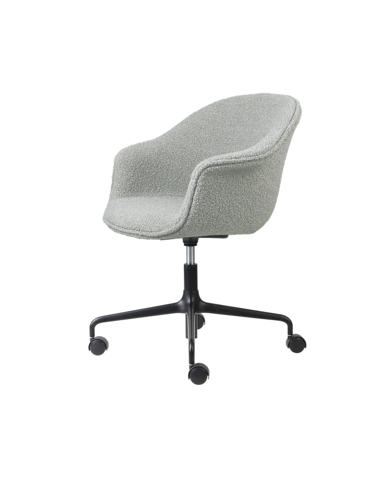 Bat Meeting Chair, Fully Upholstered de GUBI en Karakorum, Dedar (004, Standard), Height adjustable 4-star base w. castors, Matt Black – photo du produit 4 sur 4