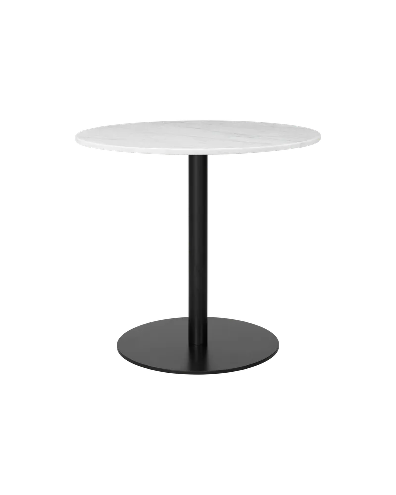 GUBI 1.0 Dining Table, Round van GUBI in White Carrara Marble, Black base, Ø80 cm – productfoto