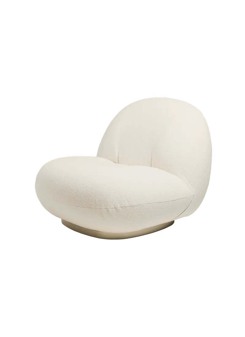 Pacha Lounge Chair van GUBI in Harp GUBI (24 Ivory), Swivel, Pearl Gold – productfoto