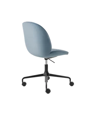 Beetle Meeting Chair, Fully Upholstered van GUBI in Sunday, Dedar (002, Standard), Height adjustable 4-star base w. castors, Matt Black – productfoto 2 van 3