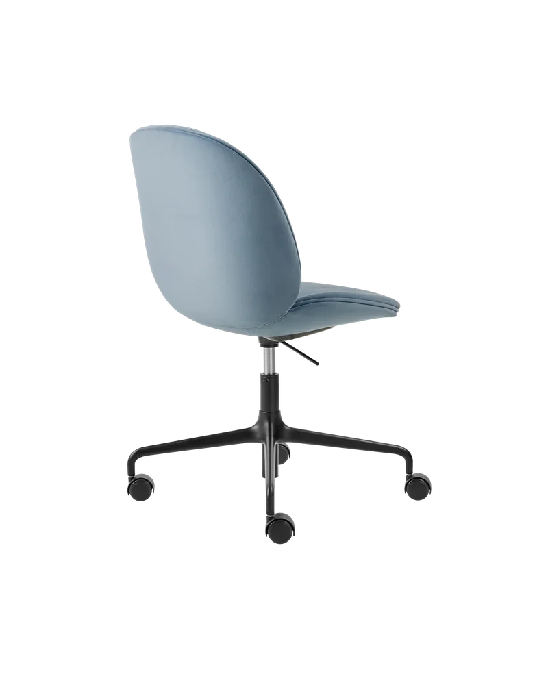 Beetle Meeting Chair, Fully Upholstered van GUBI in Sunday, Dedar (002, Standard), Height adjustable 4-star base w. castors, Matt Black – productfoto 2 van 3