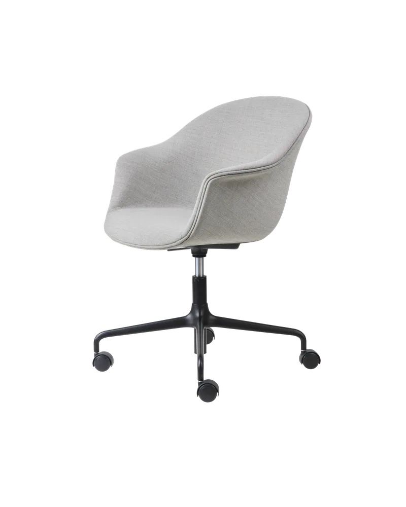 Bat Meeting Chair, Fully Upholstered de GUBI en Remix 3, Kvadrat (123, Standard), Height adjustable 4-star base w. castors, Matt Black – photo du produit 4 sur 4