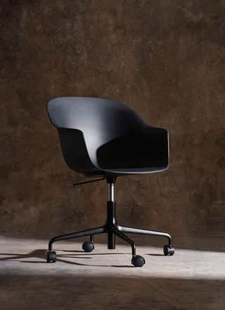 Bat Meeting Chair, Un-Upholstered van GUBI in Soft Black Semi Matt – productfoto 1 van 5