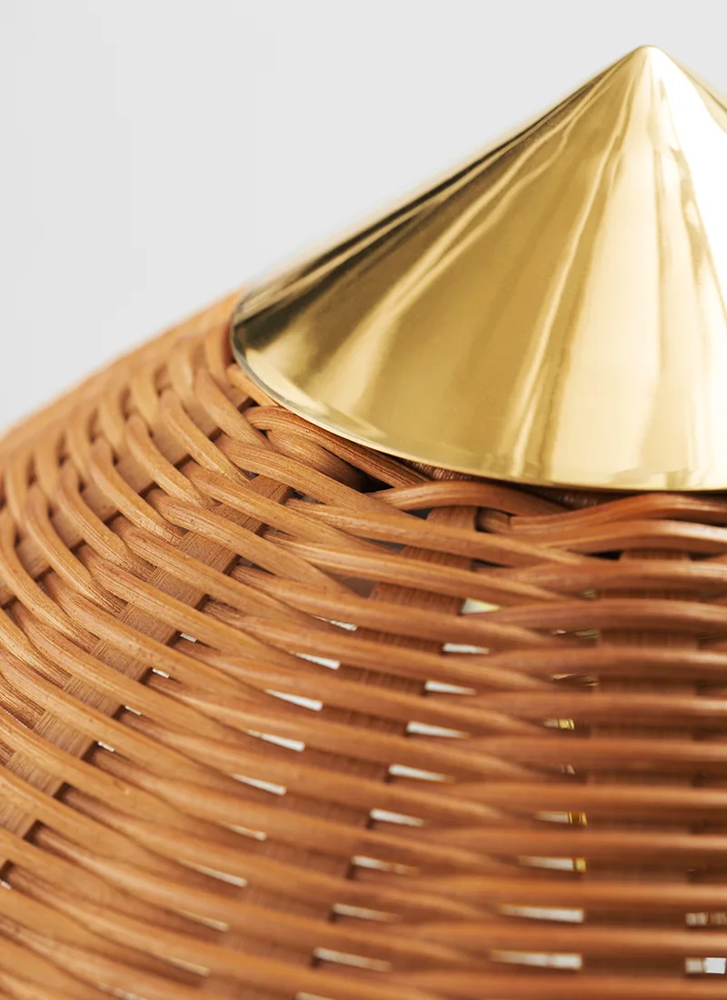 9602 Floor Lamp van GUBI in Wicker Willow, Brass, EU – sfeerfoto 1 van 7