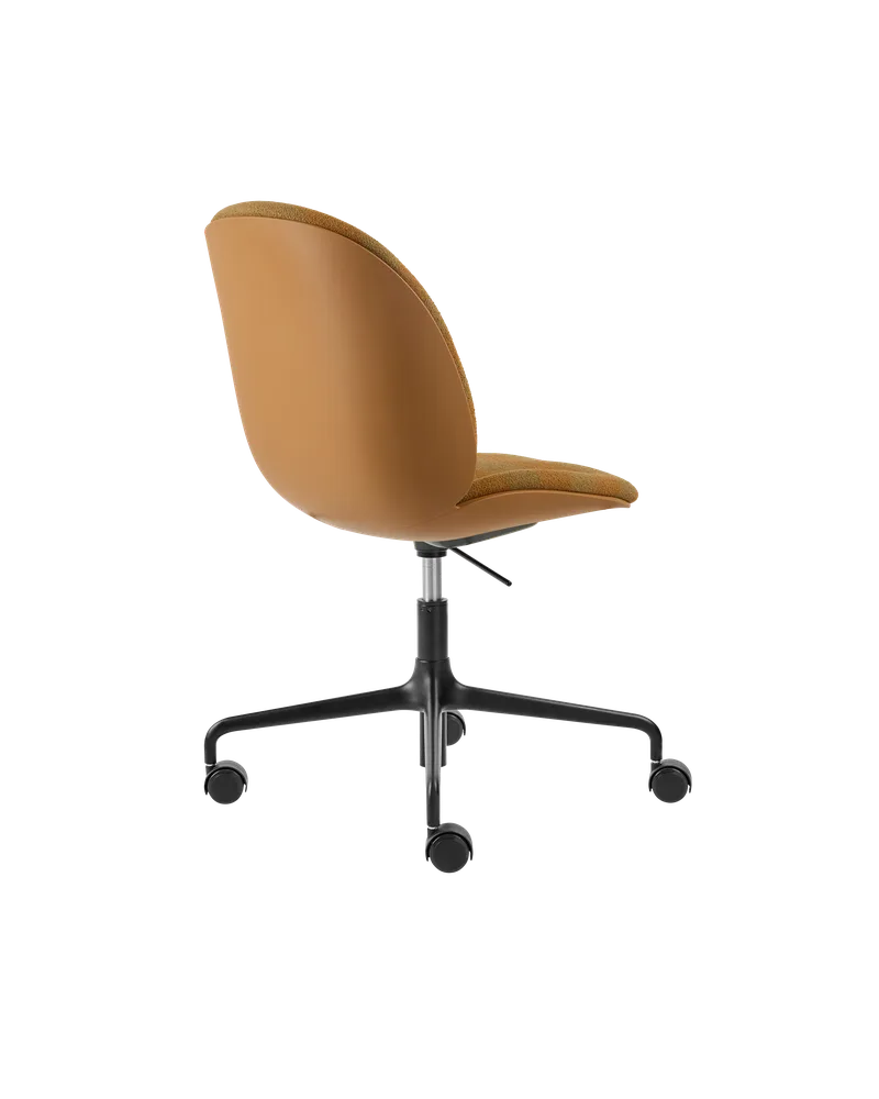 Beetle Meeting Chair, 3D Veneer & Front Upholstered van GUBI in Kvadrat Sahco, Acca Stripe 0331, Amber Brown, Height adjustable 4-star base w. castors, Matt Black – productfoto 2 van 5