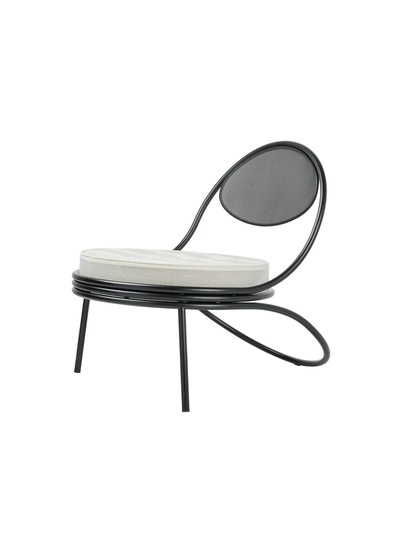 Copacabana Lounge Chair von GUBI in Leslie Stripe, Limonta (020, Standard), Black Semi Matt – Produktfoto