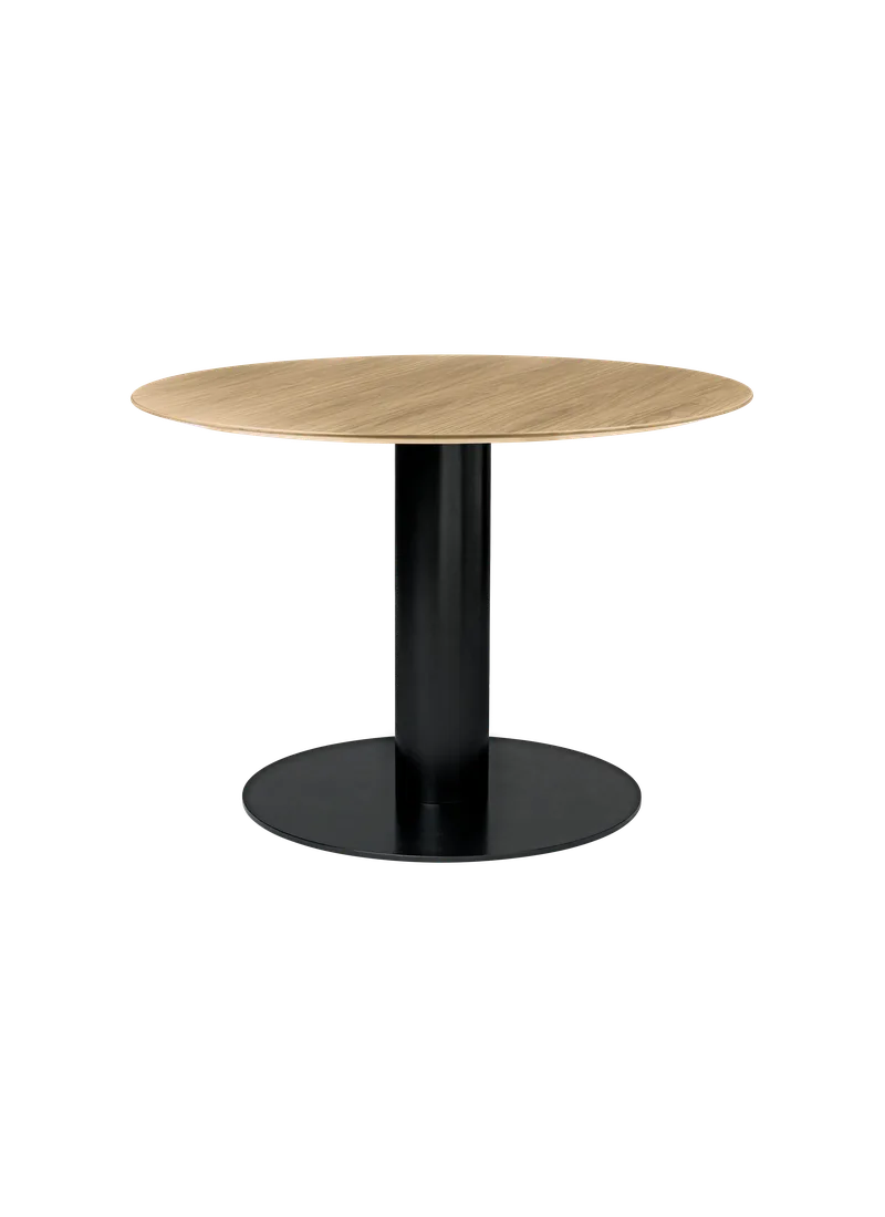 GUBI 2.0 Dining Table, Round von GUBI in Oak Semi Matt Lacquered, Ø110 cm, Black base – Produktfoto