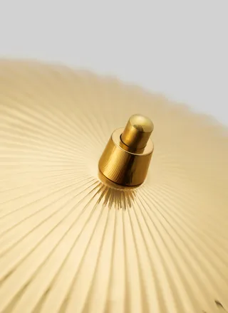 5321 Table Lamp de GUBI en Polished Brass, EU – photo d’ambiance 4 sur 7