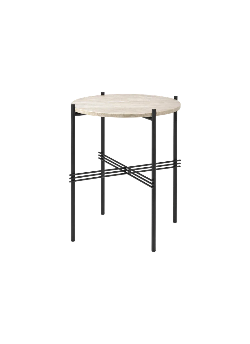 TS Side Table, Outdoor von GUBI in Neutral White Travertine Outdoor, Black base, Ø40 cm – Produktfoto