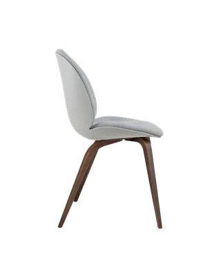 Beetle Dining Chair, Front Upholstered van GUBI in Kvadrat Sahco, Acca Stripe 0731, American Walnut, Lunar Gray – productfoto 1 van 5