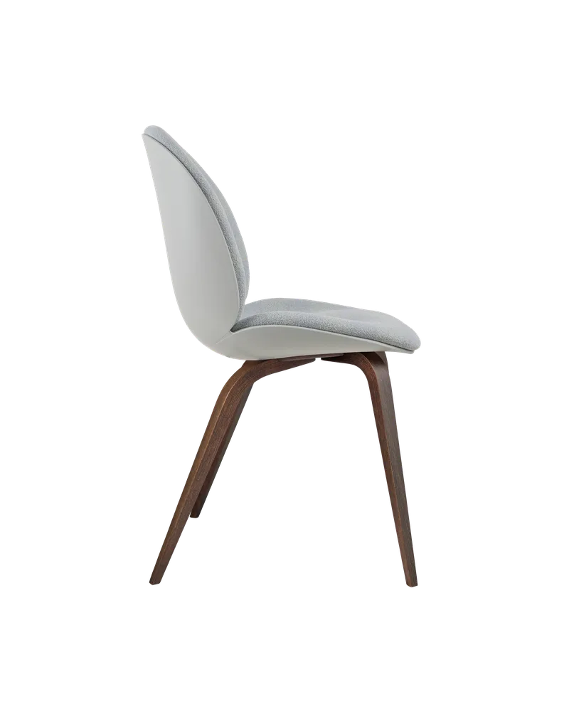 Beetle Dining Chair, Front Upholstered van GUBI in Kvadrat Sahco, Acca Stripe 0731, American Walnut, Lunar Gray – productfoto 1 van 5