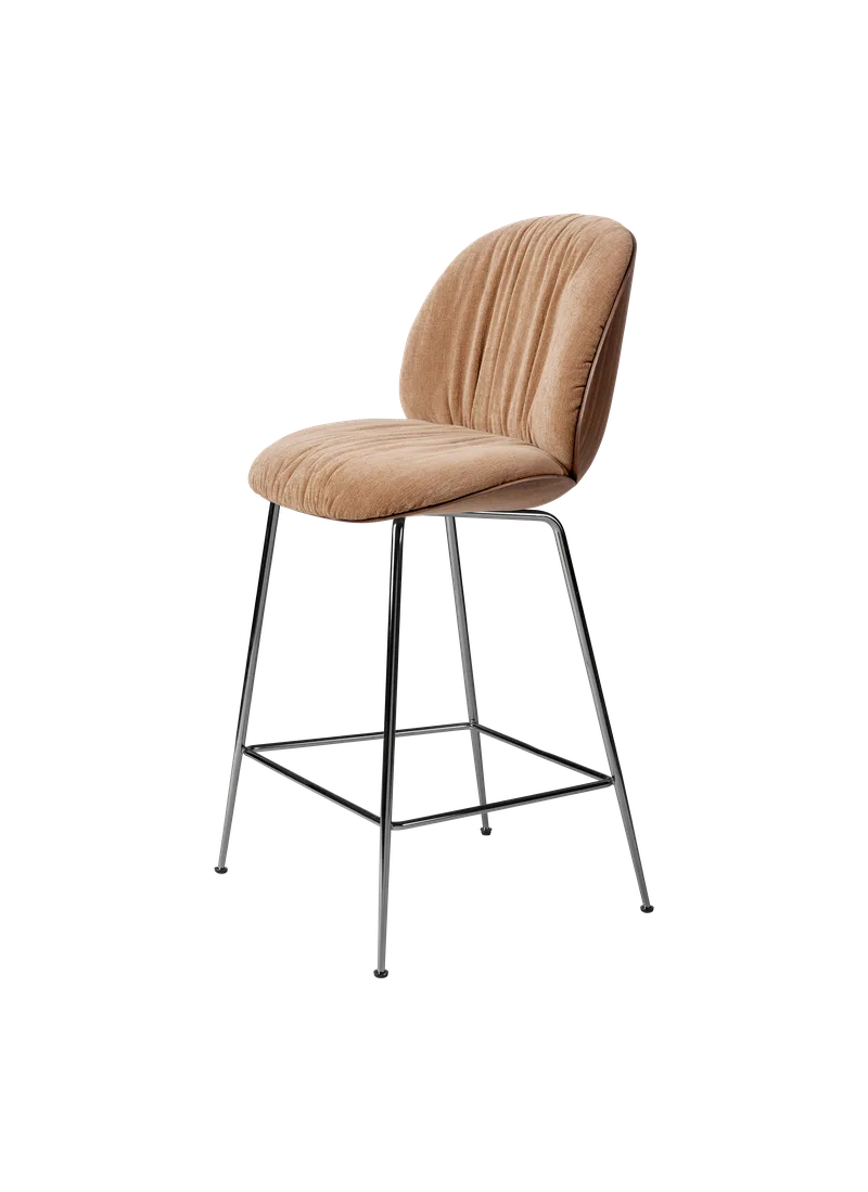 Beetle Soft Counter Chair, Front Upholstered von GUBI in Belsuede Special FR, Dedar (132, Standard), American Walnut Semi Matt Lacquered, Black Chrome – Produktfoto 3 von 3