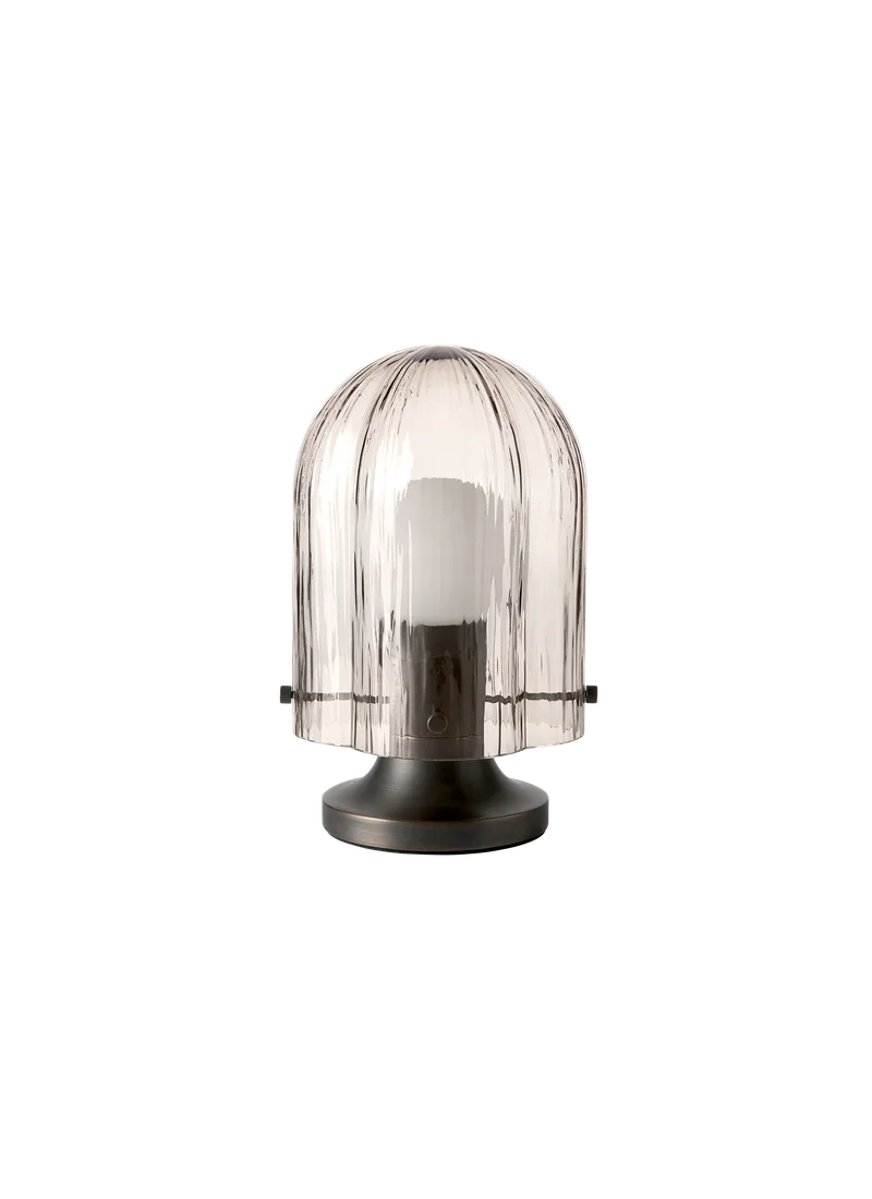 Seine Table Lamp von GUBI in Smoke, Antique brass, EU – Produktfoto