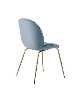 Beetle Dining Chair, Fully Upholstered van GUBI in Sunday, Dedar (002, Standard), Conic base, Antique Brass – productfoto 4 van 5