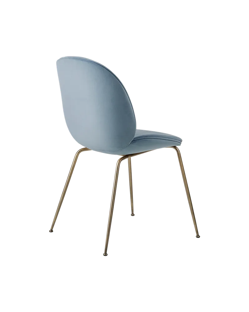 Beetle Dining Chair, Fully Upholstered van GUBI in Sunday, Dedar (002, Standard), Conic base, Antique Brass – productfoto 4 van 5