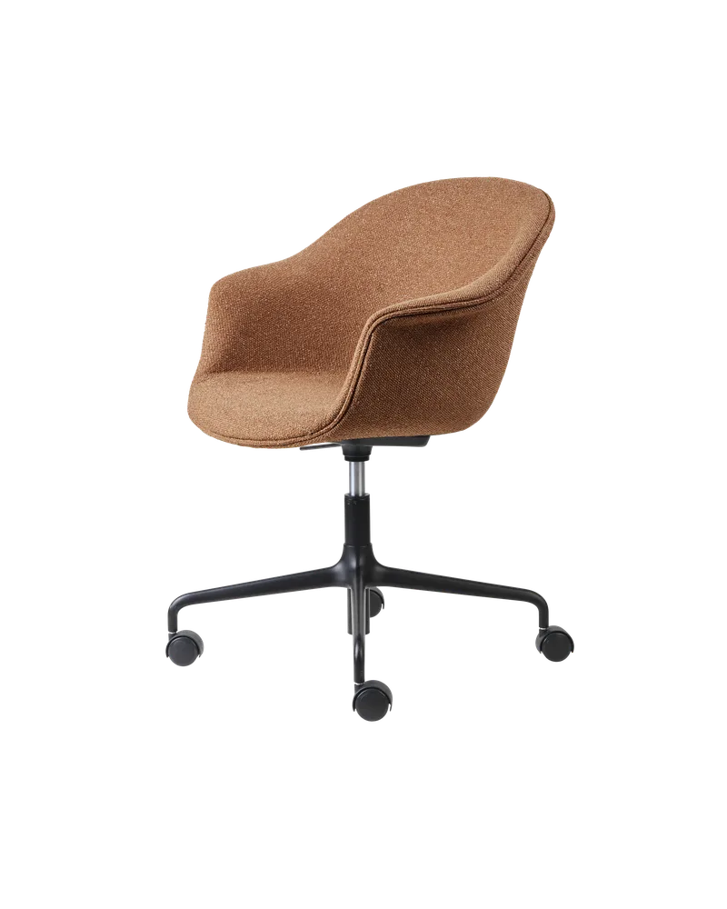 Bat Meeting Chair, Fully Upholstered de GUBI en Around Bouclé, Dedar (032, Standard), Height adjustable 4-star base w. castors, Matt Black – photo du produit 4 sur 4
