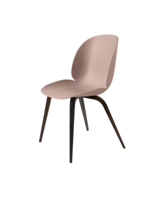 Beetle Dining Chair, Un-Upholstered van GUBI in Sweet Pink, Wood base, Smoked Oak – productfoto 3 van 3