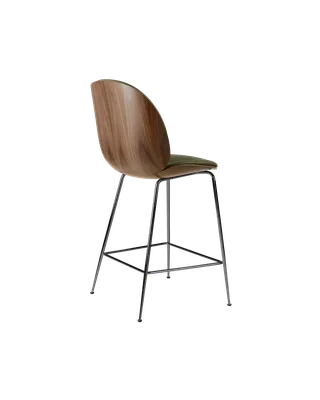 Beetle Counter Chair, 3D Veneer & Front Upholstered van GUBI in American Walnut Semi Matt Lacquered, Black Chrome, Soft Leather, GUBI (Army, Standard) – productfoto 2 van 4