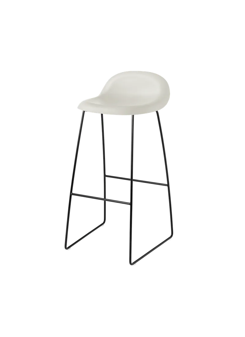 GUBI 3D Bar Stool, Un-Upholstered de GUBI en Alabaster White, Matt Black, Sledge base – photo du produit