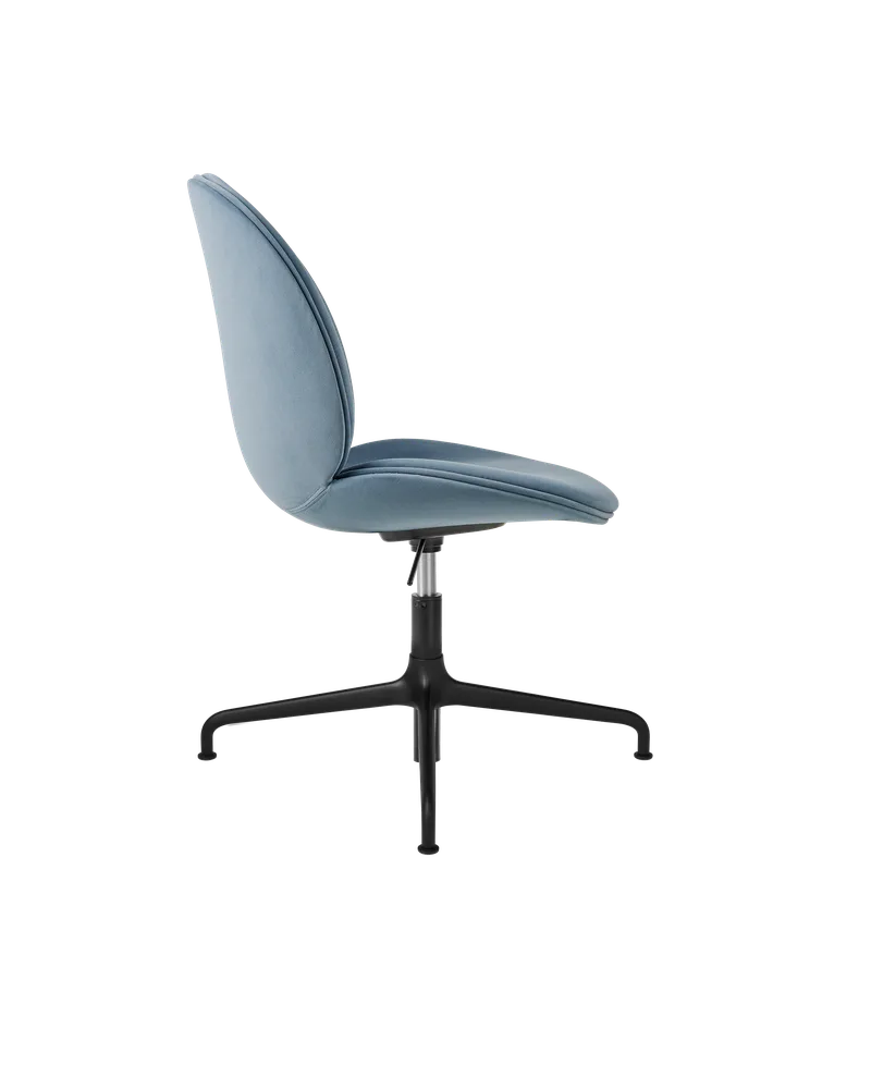 Beetle Meeting Chair, Fully Upholstered van GUBI in Sunday, Dedar (002, Standard), Height adjustable 4-star base, Matt Black – productfoto 1 van 5