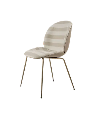 Beetle Dining Chair, Front Upholstered van GUBI in Kvadrat Sahco, Acca Stripe 0131, Antique Brass, New Beige – productfoto 5 van 5