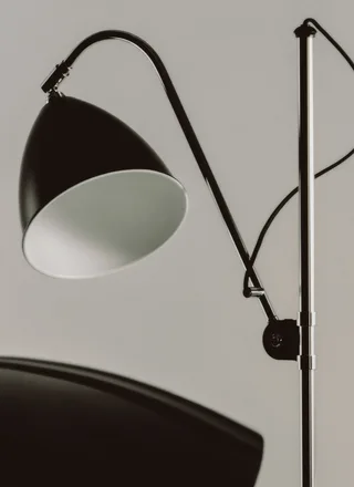 Bestlite BL3 Floor Lamp van GUBI in Black Semi Matt, Chrome, Ø21 × 18 cm, EU – sfeerfoto 2 van 5