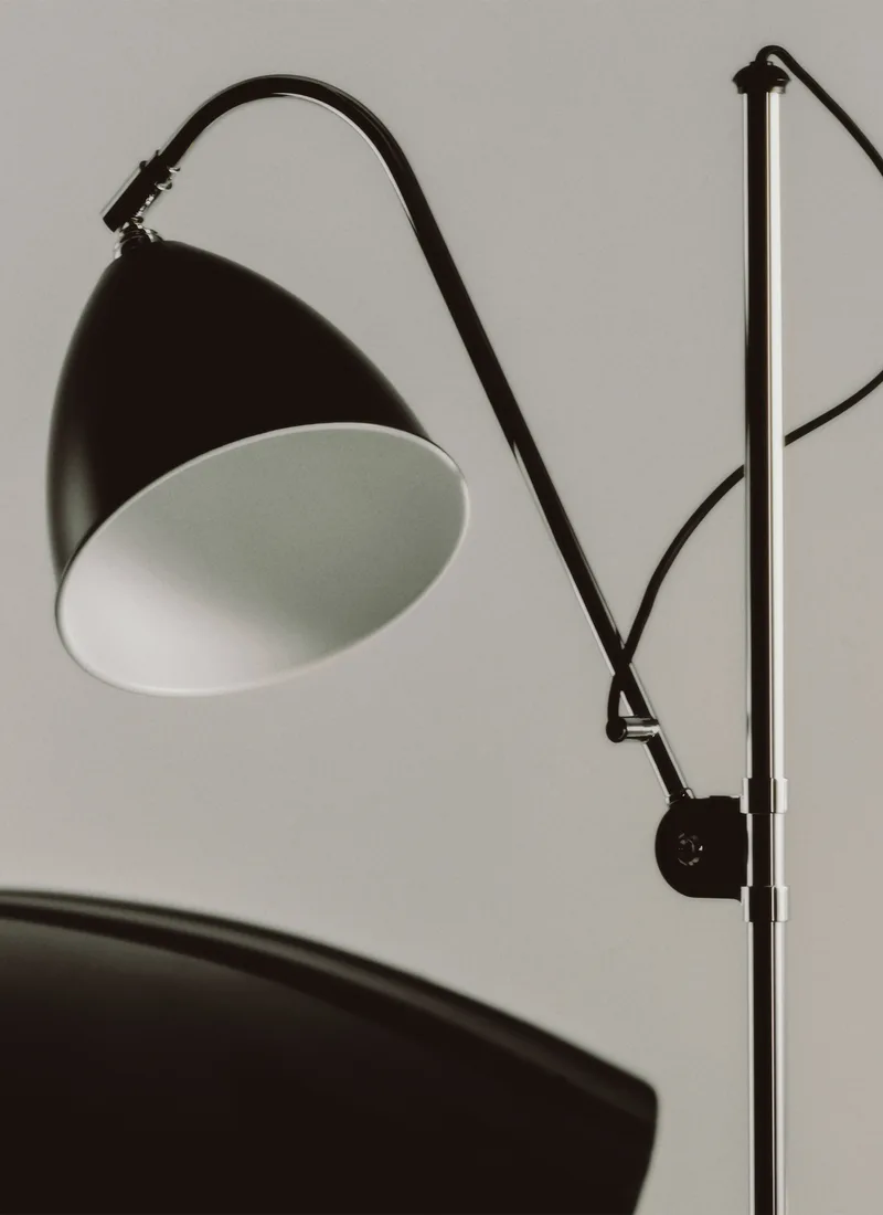 Bestlite BL3 Floor Lamp van GUBI in Black Semi Matt, Chrome, Ø21 × 18 cm, EU – sfeerfoto 2 van 5