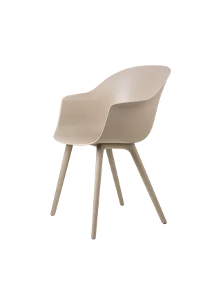 Bat Dining Chair, Un-Upholstered van GUBI in New Beige, New Beige, Plastic base – productfoto 4 van 4