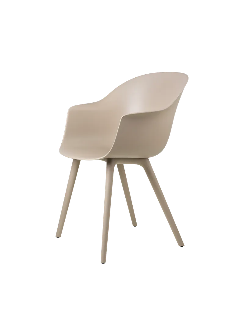Bat Dining Chair, Un-Upholstered van GUBI in New Beige, New Beige, Plastic base – productfoto 4 van 4