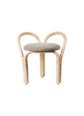Bistra Stool de GUBI en Fustagno, GUBI (002, Standard), Natural Lacquered Rattan – photo du produit 1 sur 3