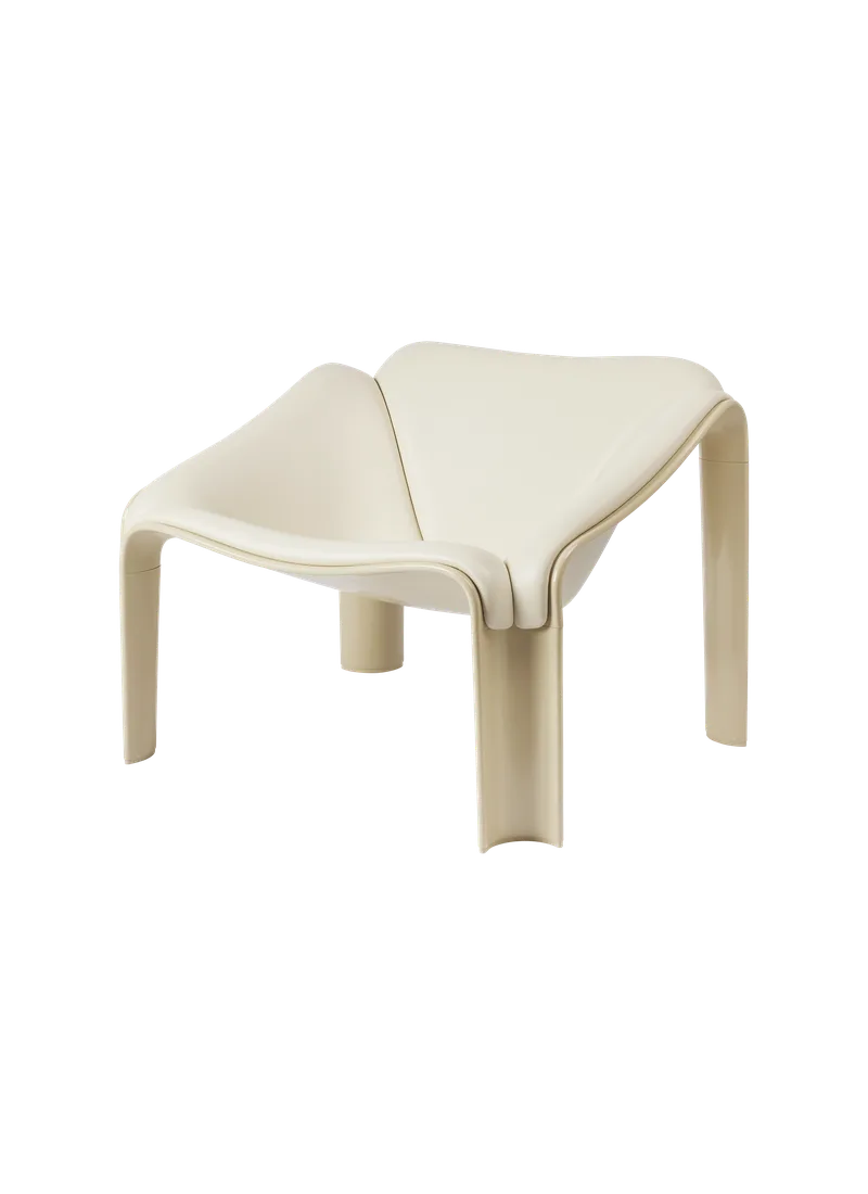 F300 Lounge Chair van GUBI in Smooth Leather – GUBI (Cream), Pastel Green – productfoto