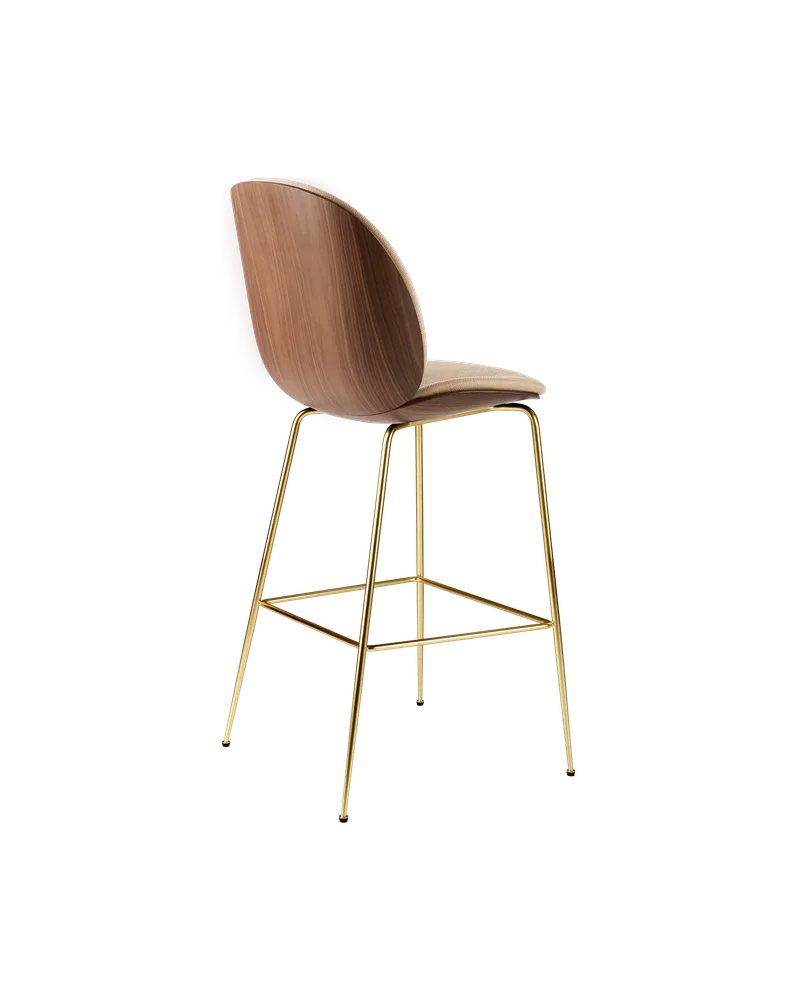 Beetle Bar Chair, 3D Veneer & Front Upholstered van GUBI in Flair Special FR, Dedar (134, Standard), American Walnut Semi Matt Lacquered, Brass Semi Matt – productfoto 1 van 2