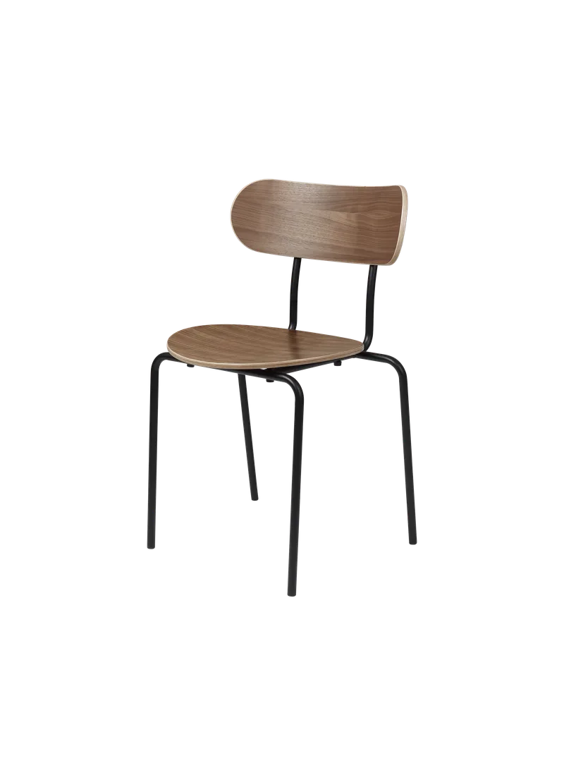 Coco Dining Chair, Un-Upholstered & Stackable von GUBI in Walnut Lacquered – Produktfoto