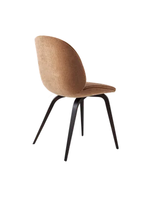 Beetle Dining Chair, Fully Upholstered van GUBI in Belsuede Special FR, Dedar (132, Standard), Wood base, Smoked Oak – productfoto 4 van 5