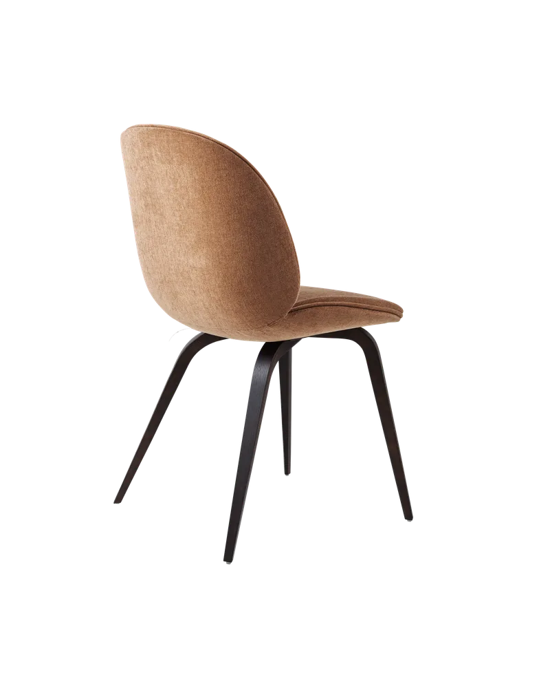 Beetle Dining Chair, Fully Upholstered van GUBI in Belsuede Special FR, Dedar (132, Standard), Wood base, Smoked Oak – productfoto 4 van 5